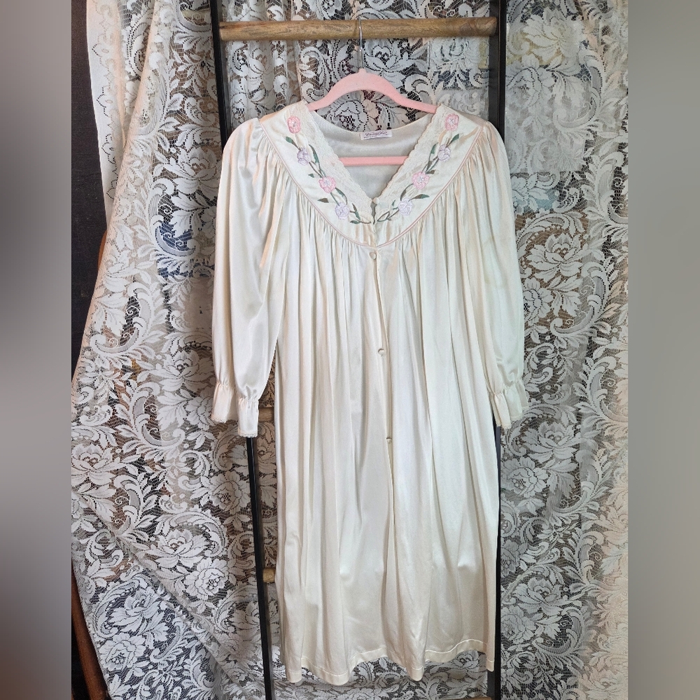 vintage Cream embroidered vanity fair nightgown S